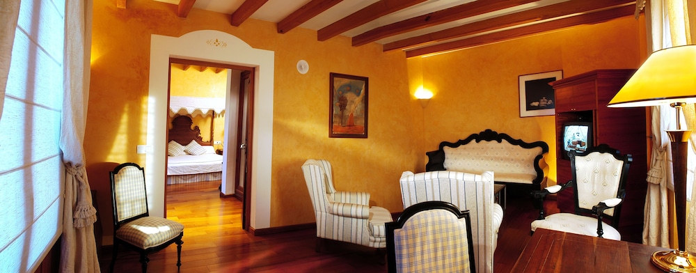 Suite Real (2 adultos + 1 niño)