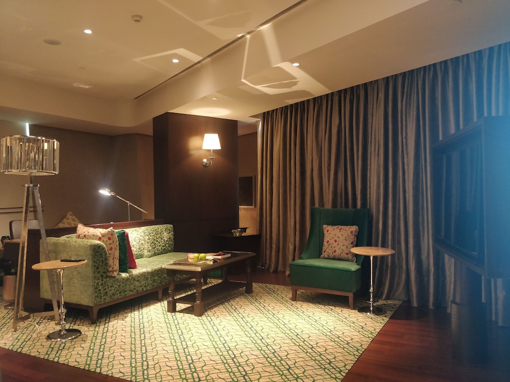 Deluxe Suite, Club lounge access, Suite, 1 King Bed, Lake view photo