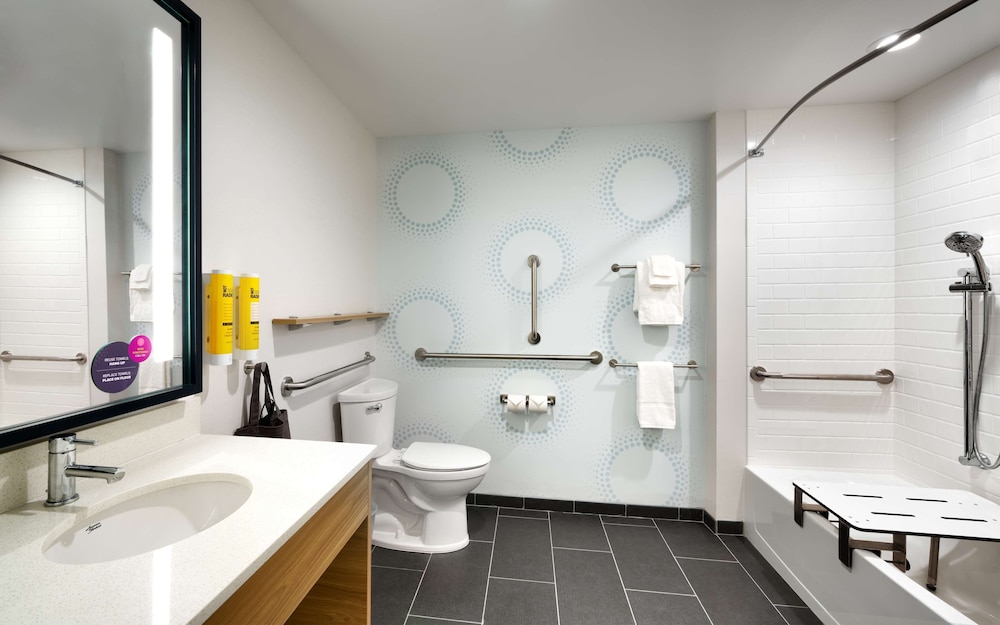 Room, 2 Queen Beds, Accessible, Bathtub (Mobility & Hearing) - Photo 4