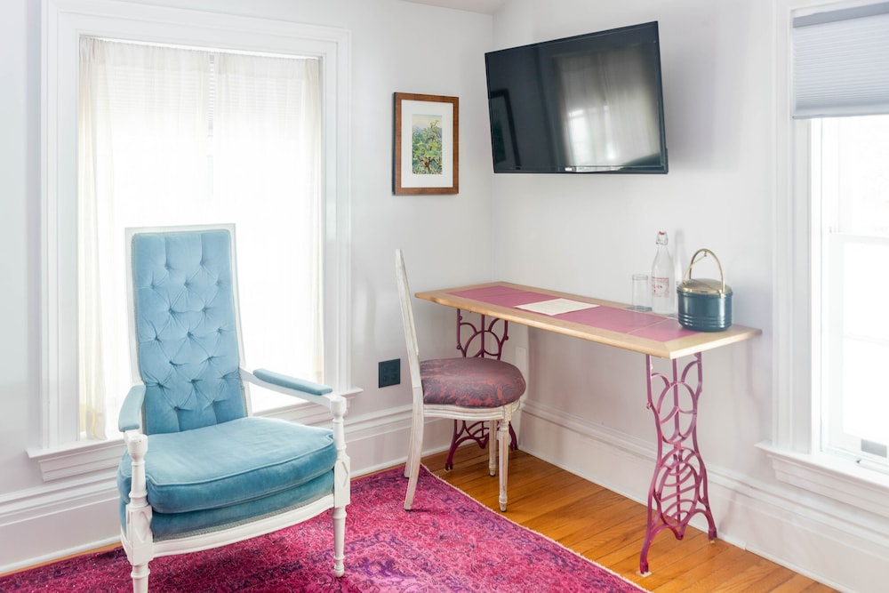 202 - Violet Queen Room photo 2