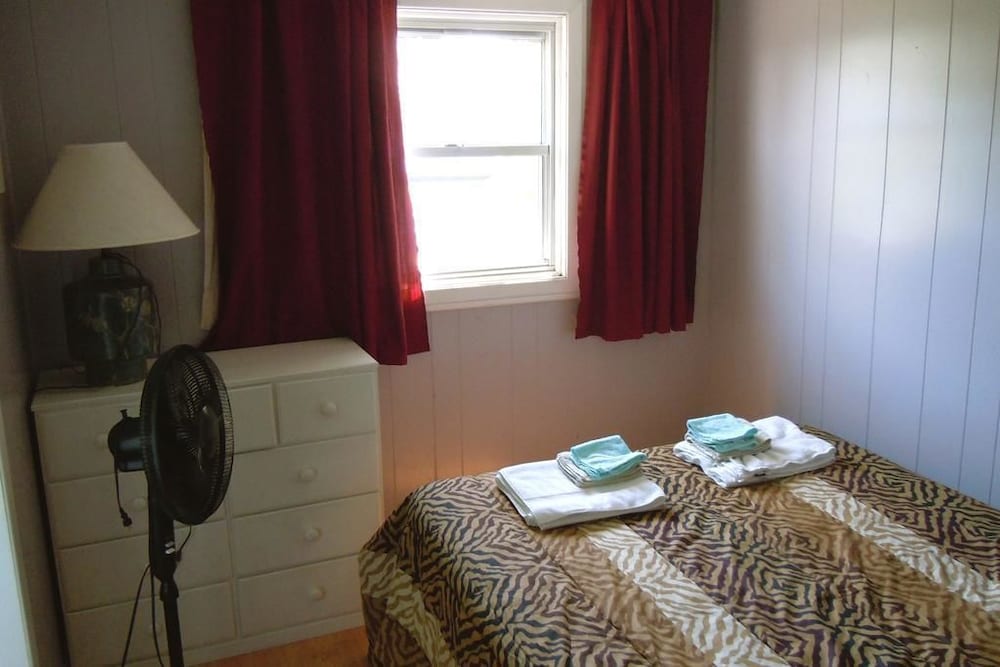 Basic Cottage, 3 Bedrooms, Kitchen, River View (9)