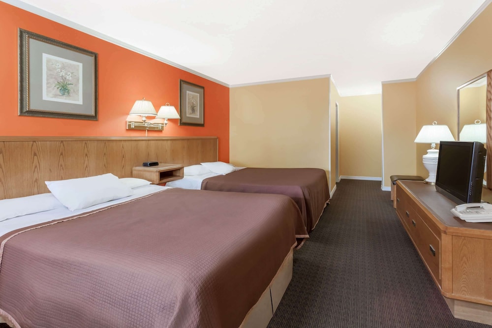 Family Room, 2 Queen Beds, Non Smoking - Photo 1