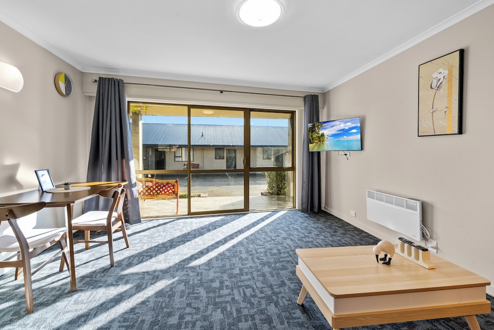 Luxury Apartment, 1 Queen Bed, Kitchenette, Garden View photo 2