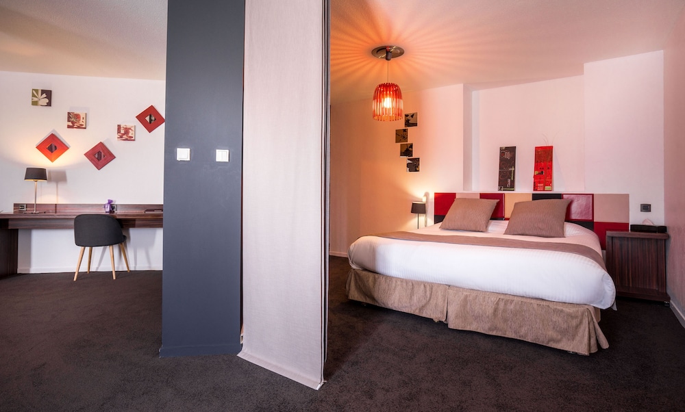 Suite, 1 Queen Bed, Non Smoking, Pool View photo 2