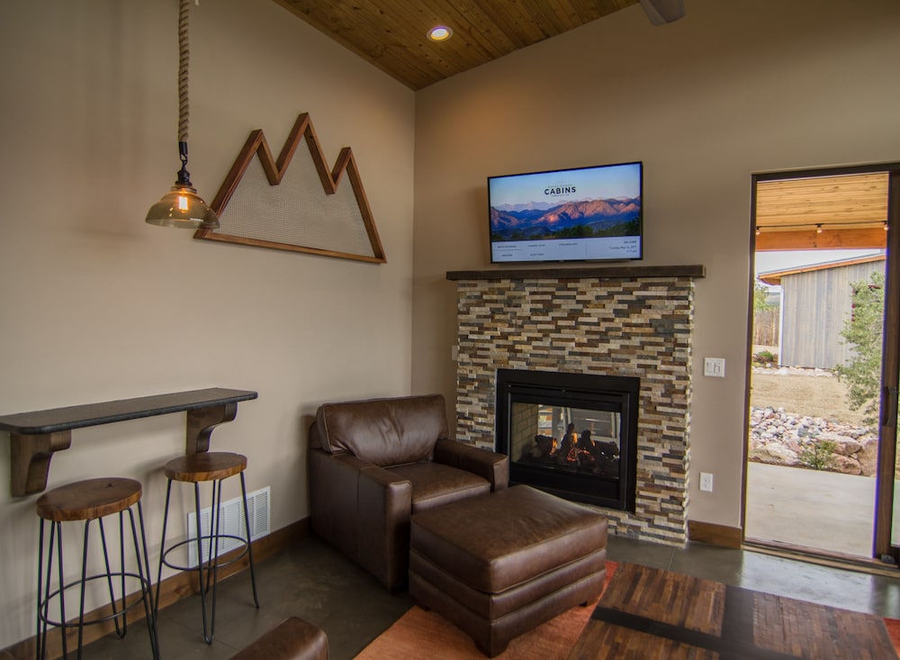 Luxury Cabin, 1 King Bed, Kitchenette, Mountain View photo 3