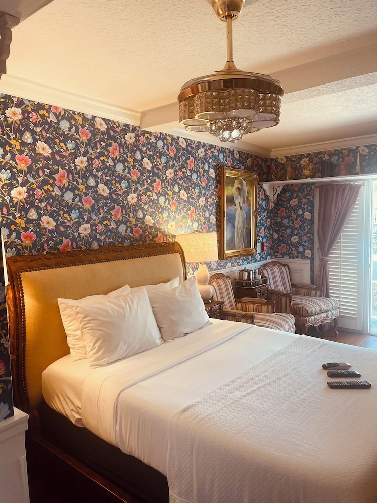 City Room, 1 Queen Bed, Patio, City View