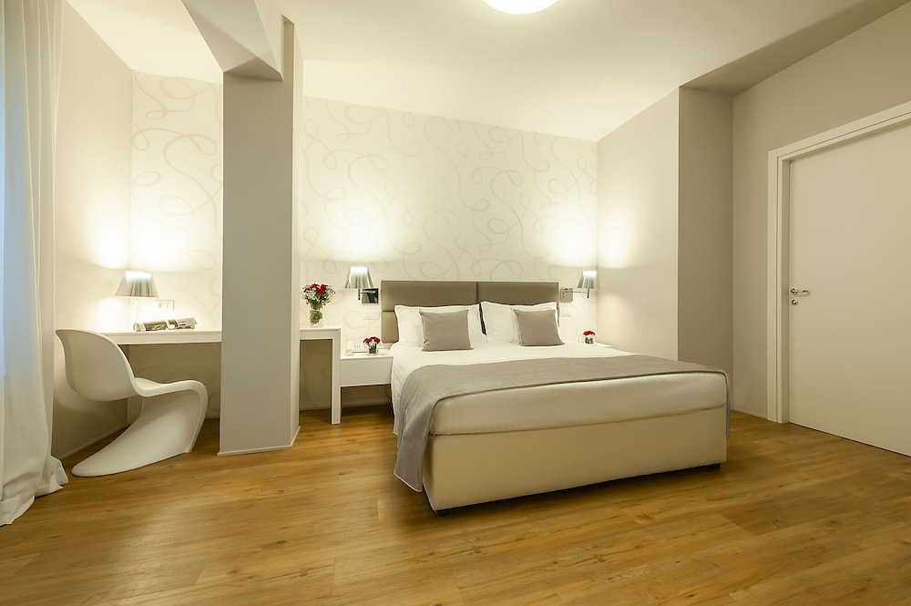 Deluxe Double or Twin Room - Photo 2