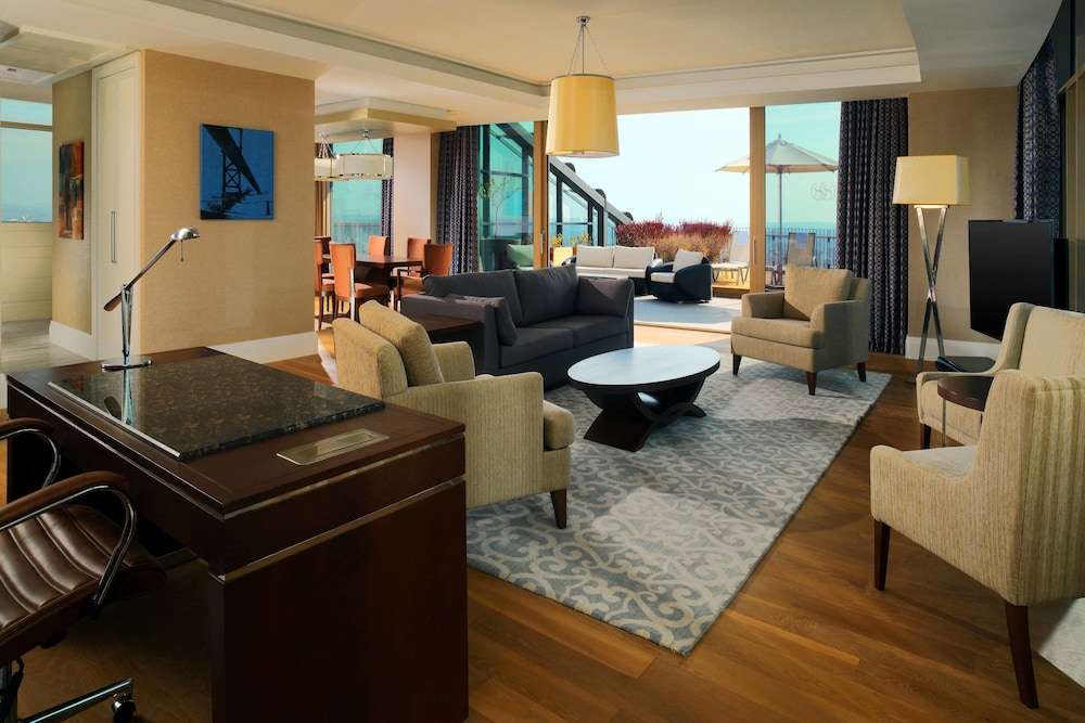 Deluxe Suite, 1 King Bed, Terrace