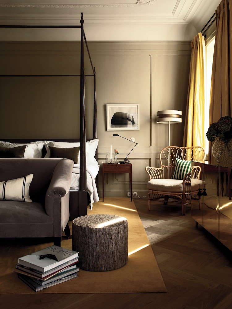 Suite, 1 King Bed, Garden View
