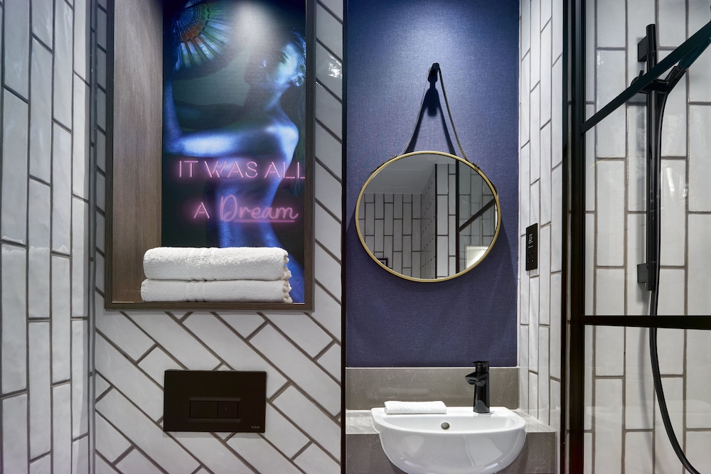 Designer Executive Room - with Super King bed thumbnail 6