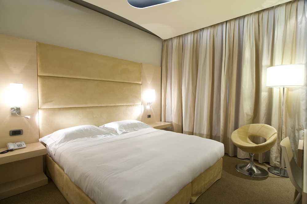 Standard Room, Multiple Beds, Non Smoking photo 2