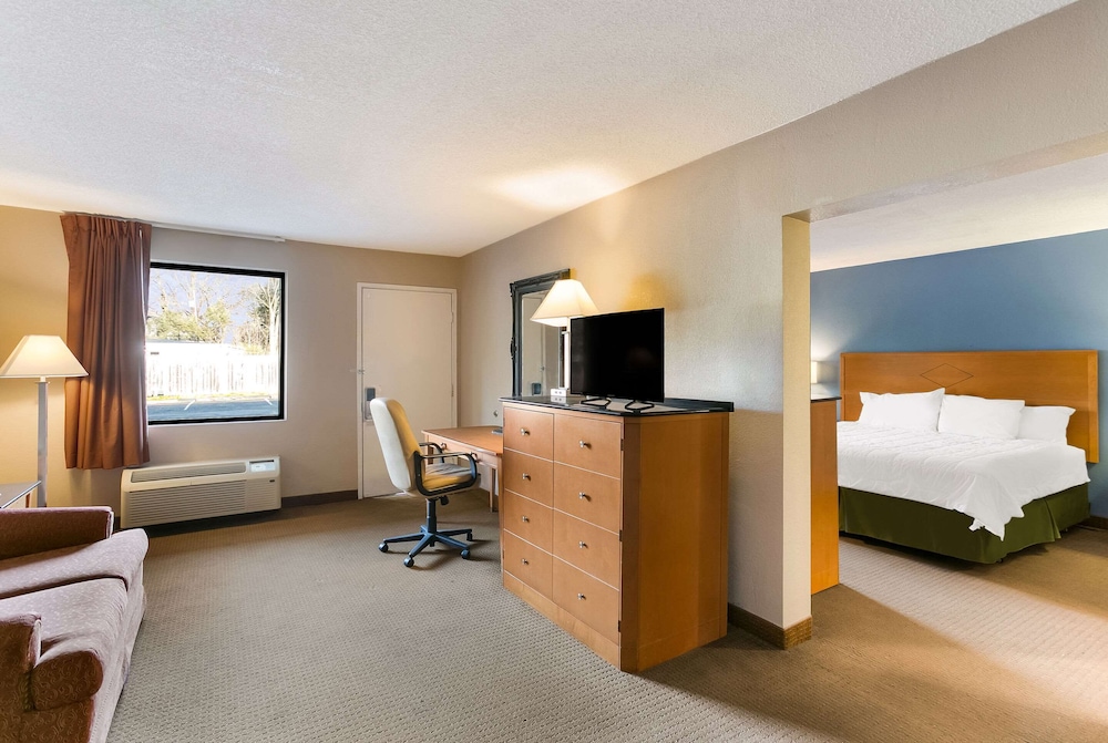 Suite, 1 King Bed, Non Smoking (Jacuzzi) photo 2