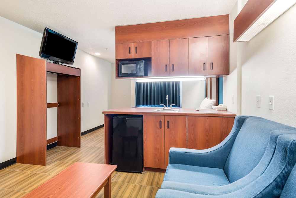 Suite, 1 Queen Bed, Non Smoking (Small)