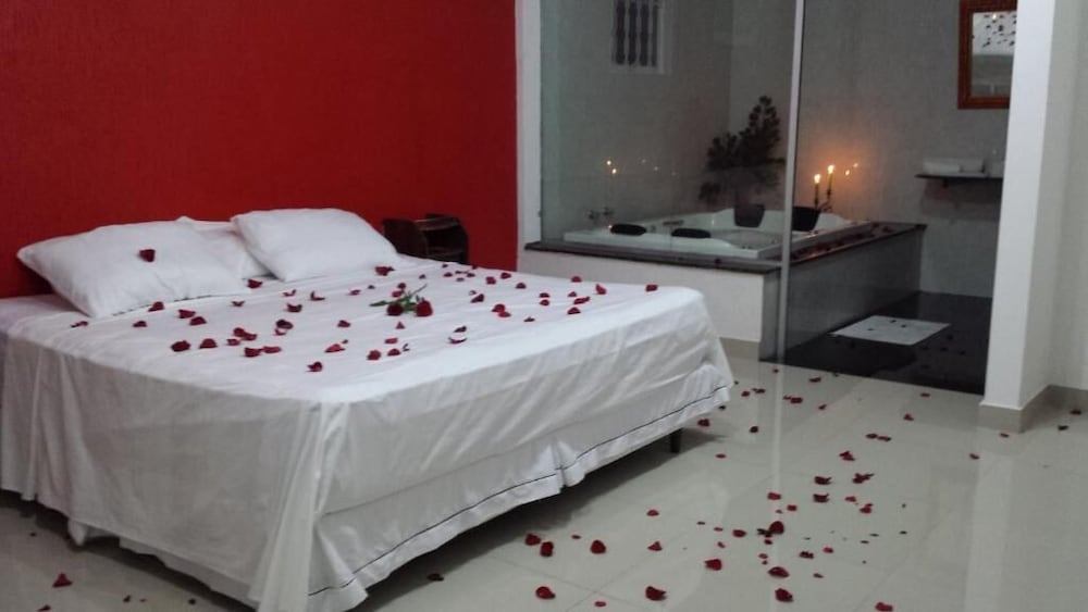Presidential Room, 1 King Bed, Pool View