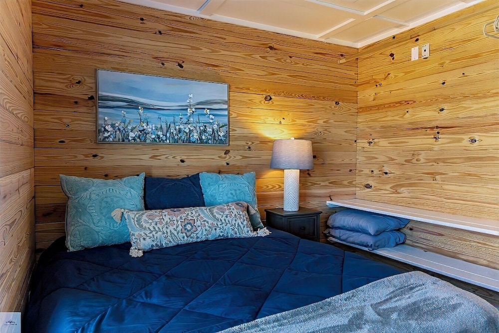 Queen's Quarters, 2 Bedrooms, Kitchen, Beachfront photo 3