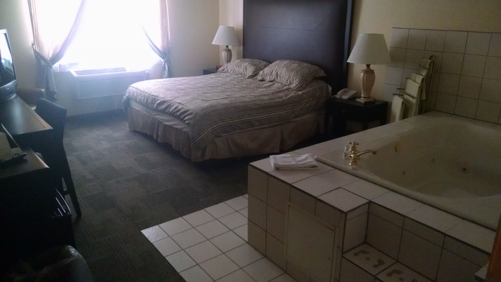 Suite, 1 King Bed, Non Smoking, Jetted Tub photo 3