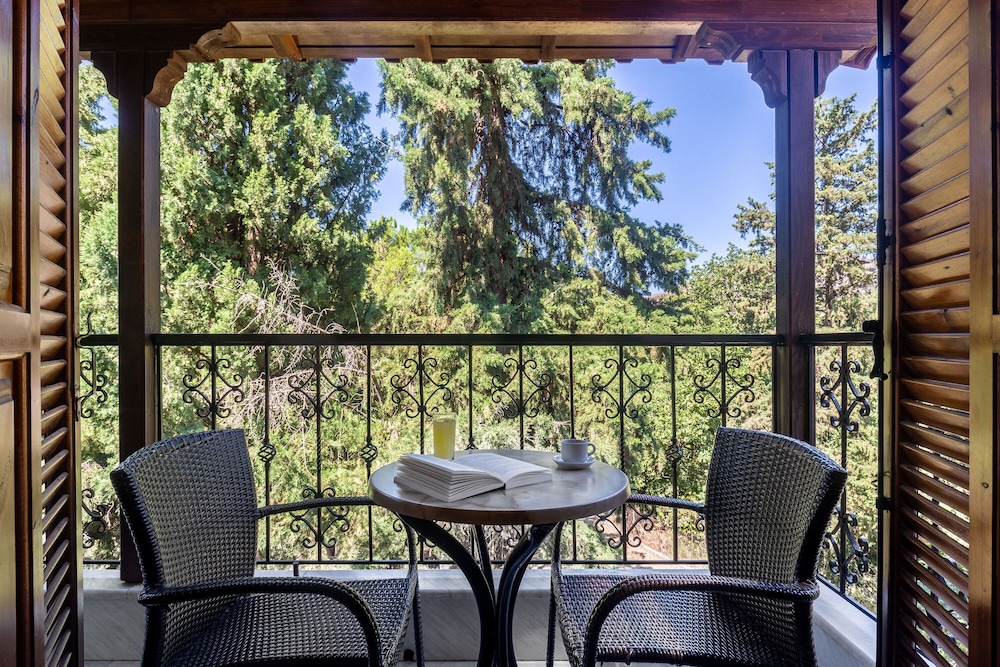 Family Room with Meteora View photo 2