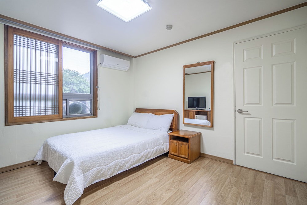 R02) Bed Room for 3 people (No Kitchenette) photo 2