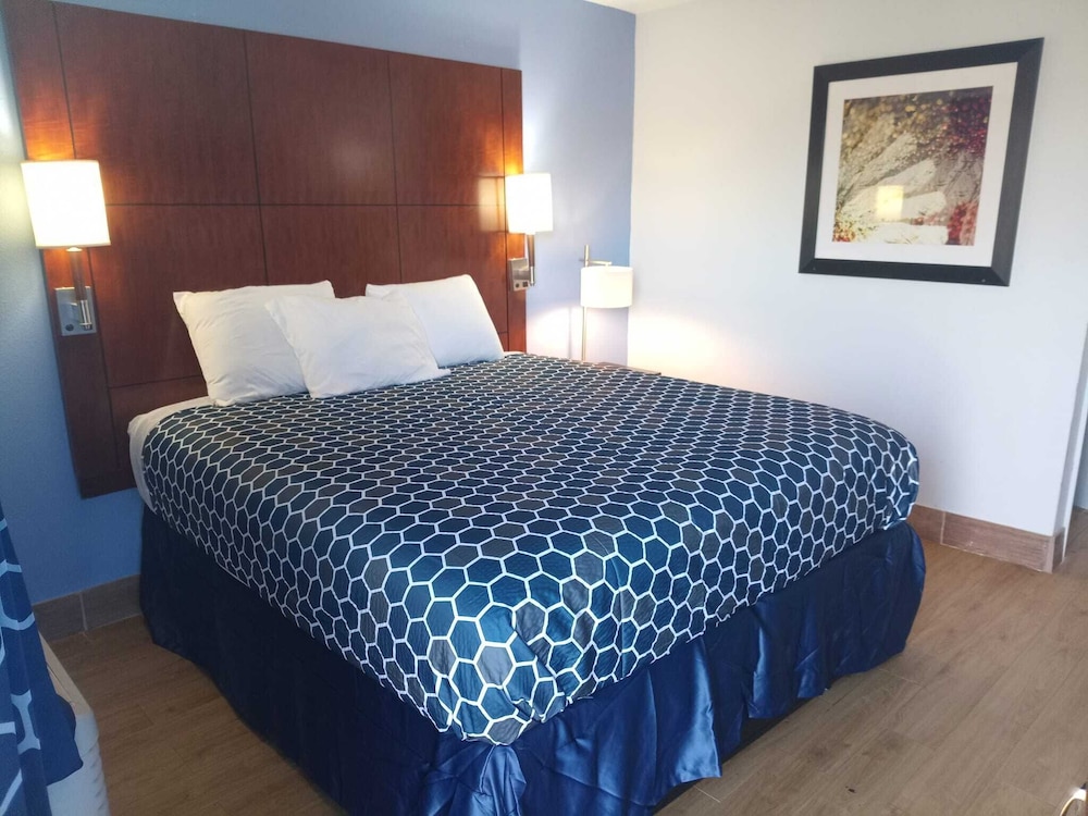 Deluxe Studio, 1 King Bed photo 1
