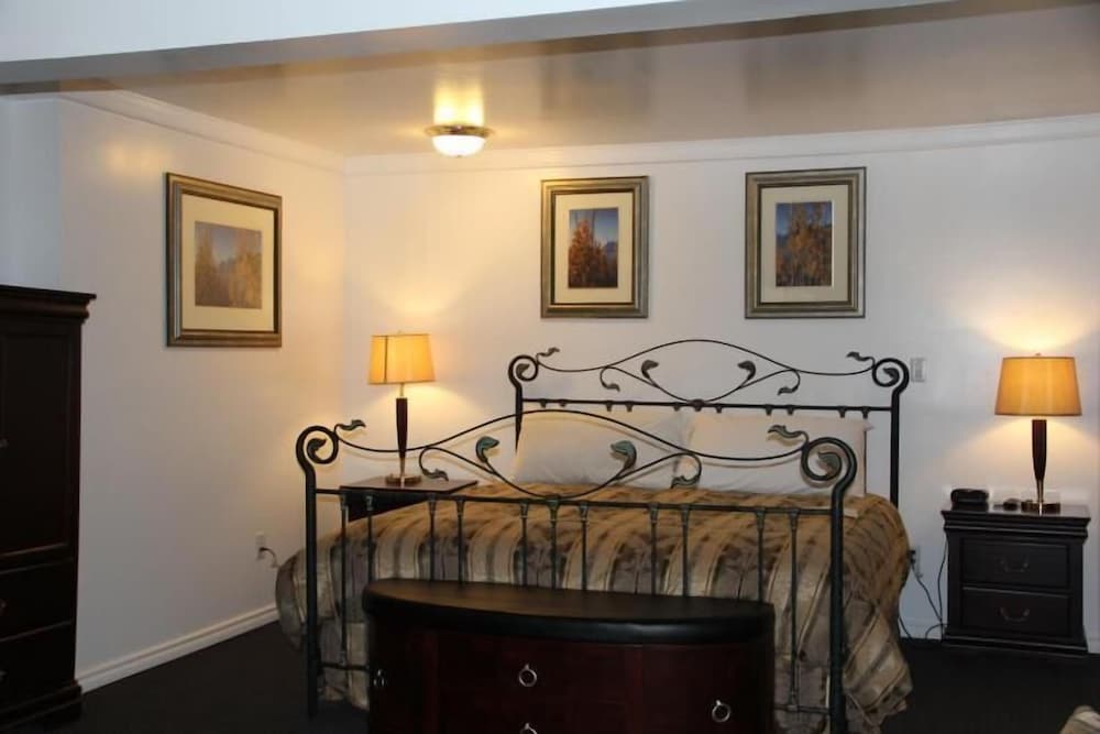 Suite, 1 King Bed, Kitchenette photo 3