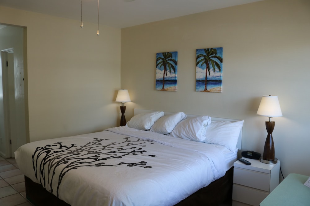 Room, 1 King Bed, Kitchen, Courtyard View (2nd Floor)