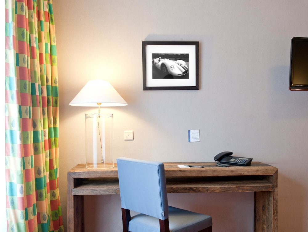 City Room - Photo 4