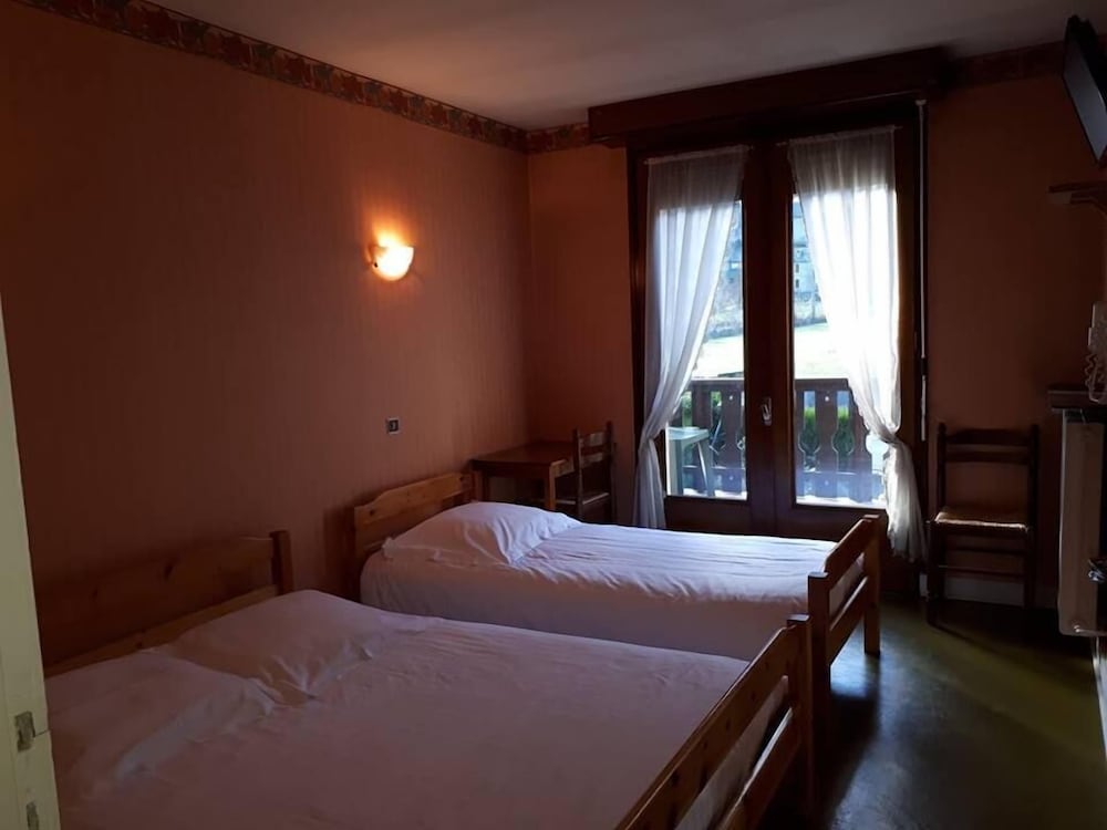 Triple Room, Multiple Beds, Non Smoking (2) photo 1