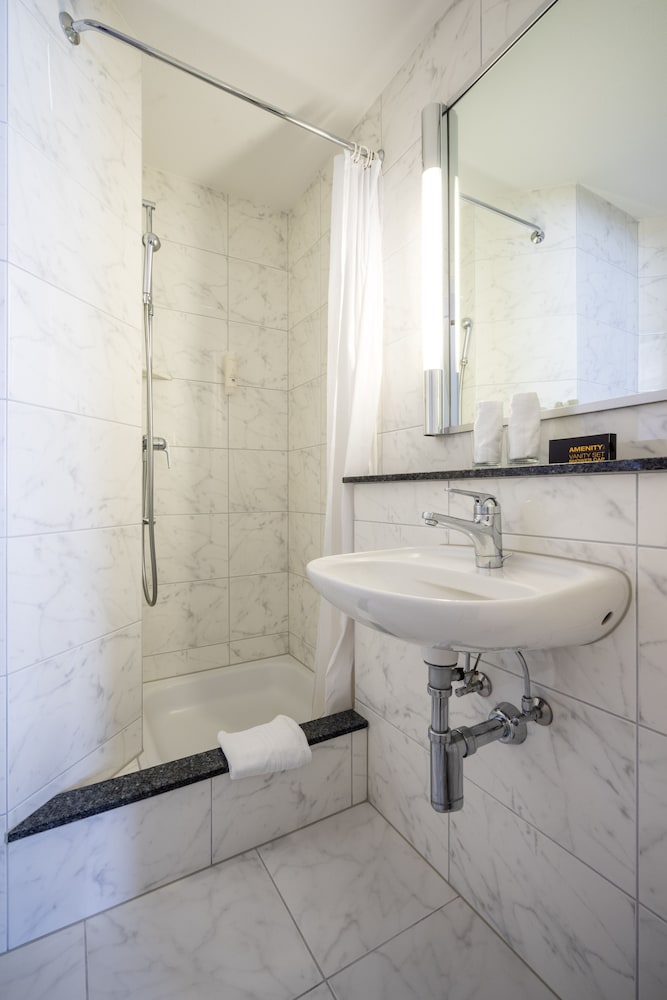 Standard Twin Room - Photo 20