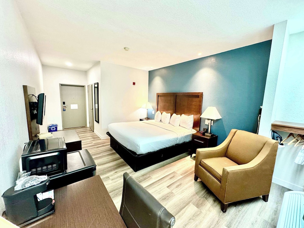 Room, 1 King Bed, Accessible, Non Smoking (Mobility, Bathtub w/Grab Bars) - Photo 2