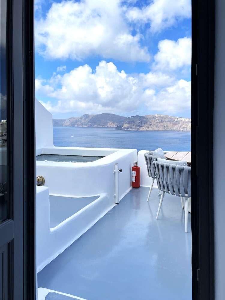The Boatman's House with Hot Tub & Caldera View - Photo 9
