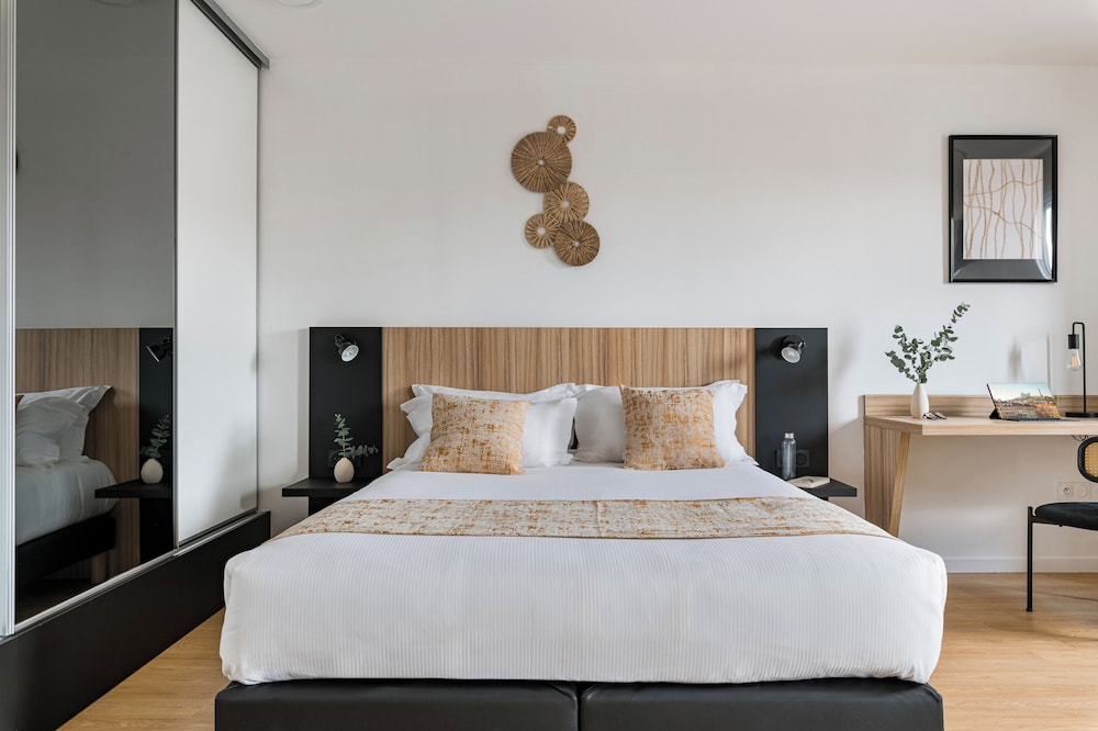 Business Studio Suite, 1 Queen Bed, Non Smoking, Kitchenette photo 3
