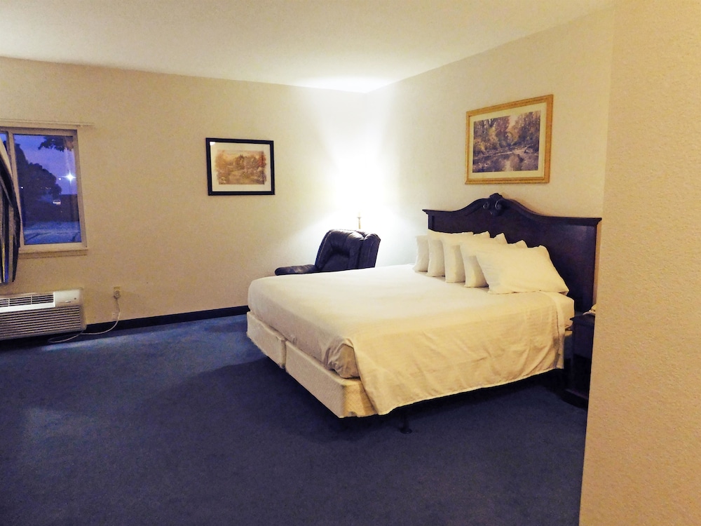 Suite, 1 King Bed, Non Smoking, Jetted Tub photo 1