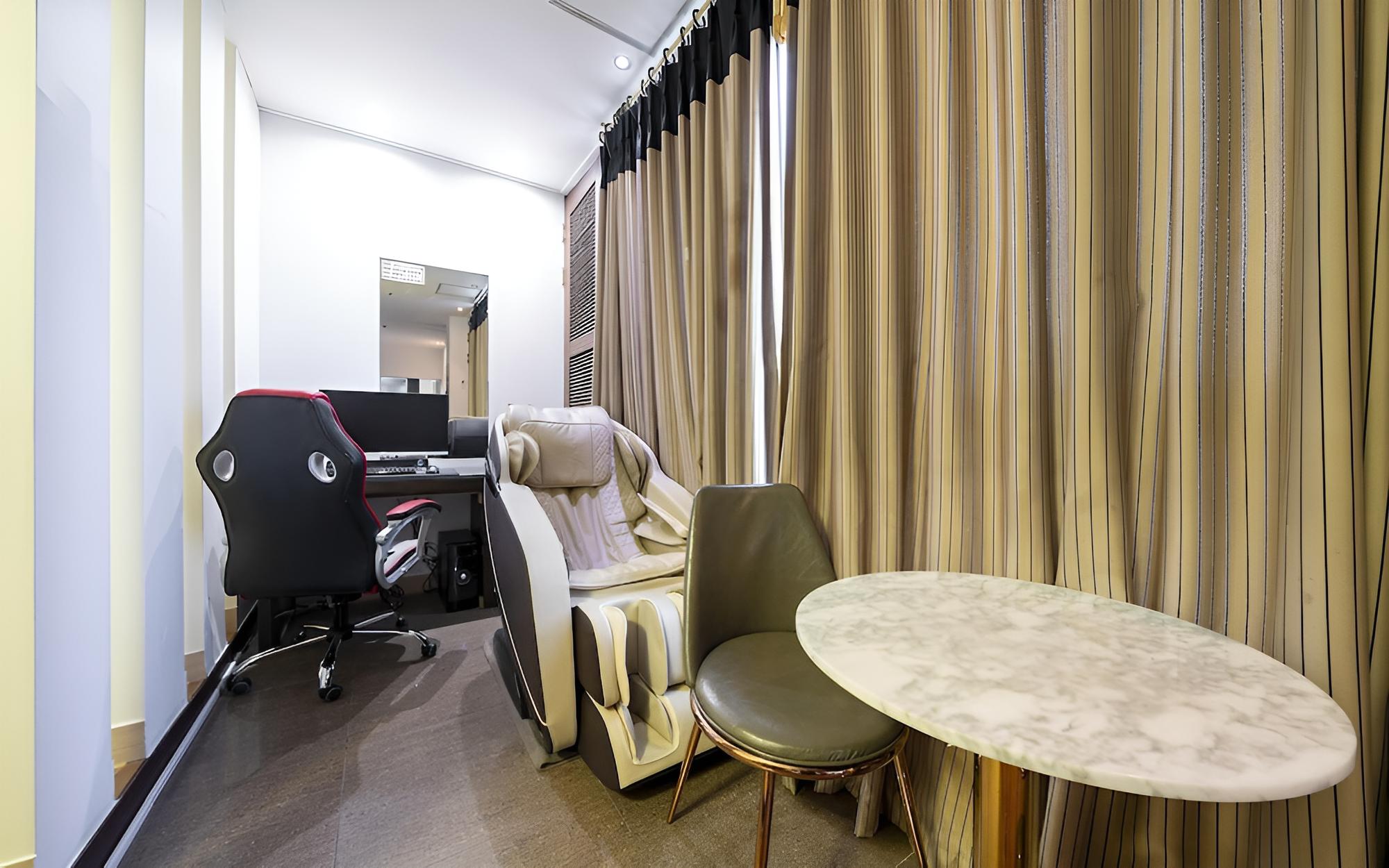 Room (Suite movie room (75 smart TV/OTT 6 t)
