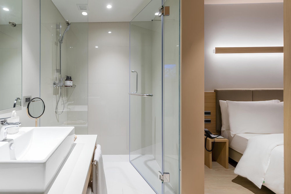 Standard Double Room thumbnail 6