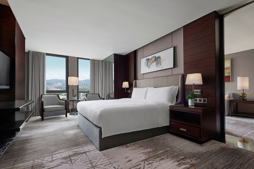 Executive Suite, 1 King Bed, City View - Photo 1