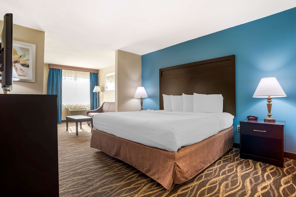 Suite, 1 King Bed, Non Smoking, Refrigerator & Microwave (Oversized Room) photo 1