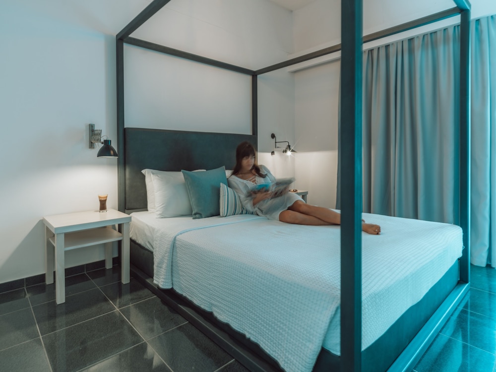 White Double Room photo 2