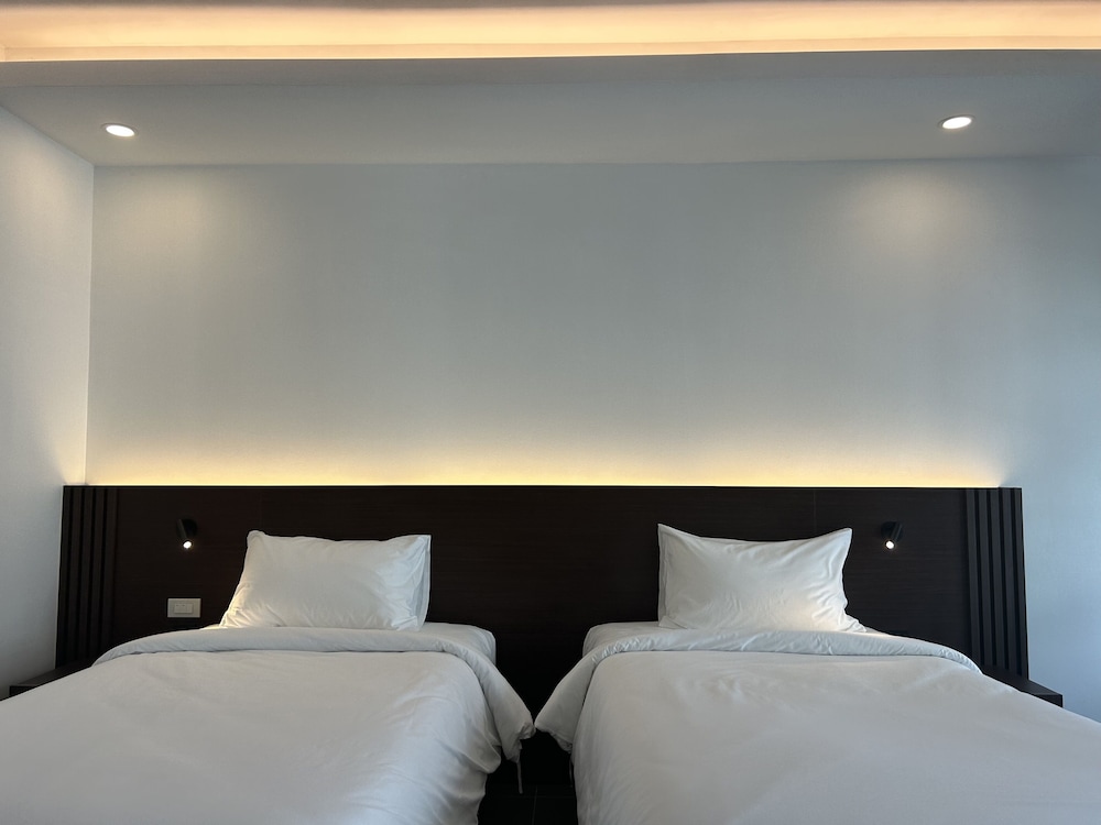 Room, Multiple Beds, Non Smoking - Photo 5