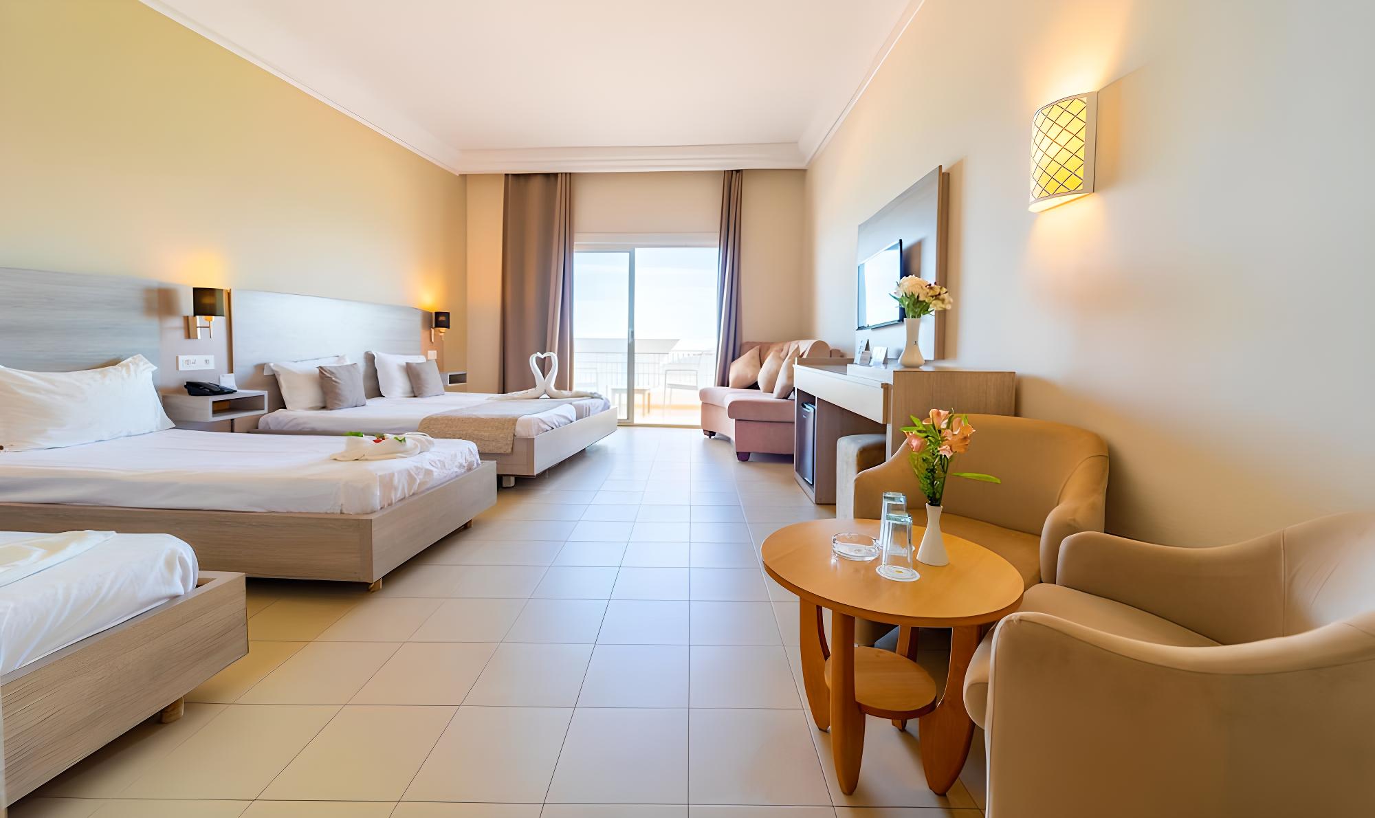Standard Quadruple Room, City View photo 2