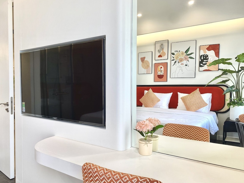 Two-Bedroom Apartment with Balcony - Photo 3