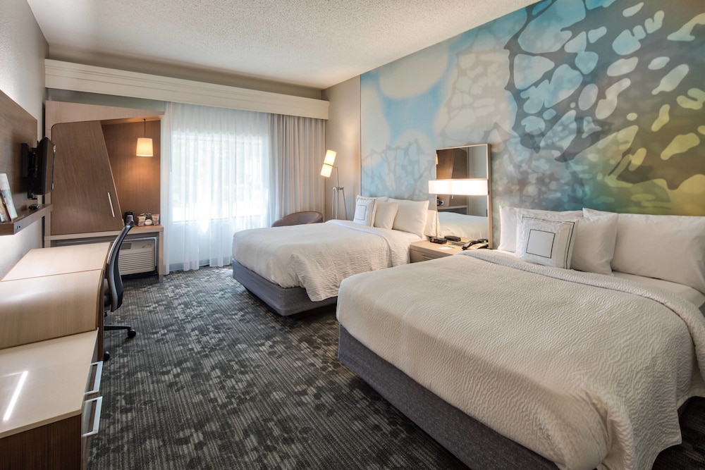 Room, 2 Queen Beds (Mobility Accessible, Tub) - Photo 1