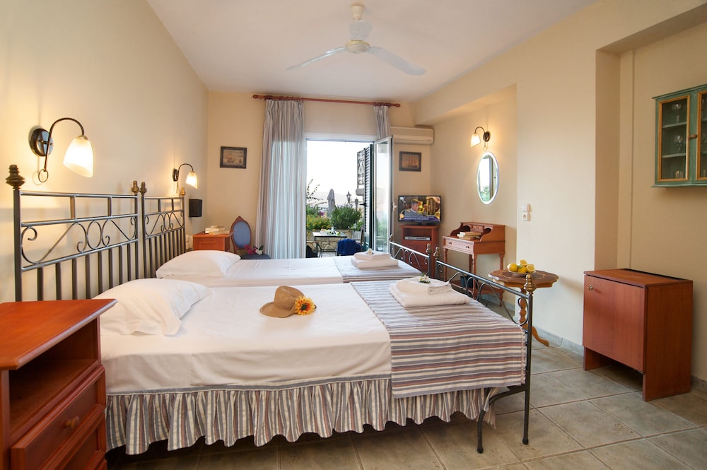Standard Double or Twin Room, Partial Sea View photo 1