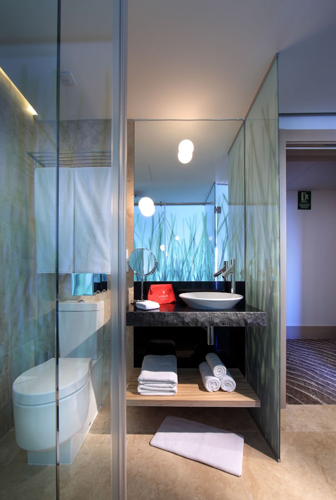 The Twist & Go Room - Entrance to Ushuaia Club Included - Photo 5