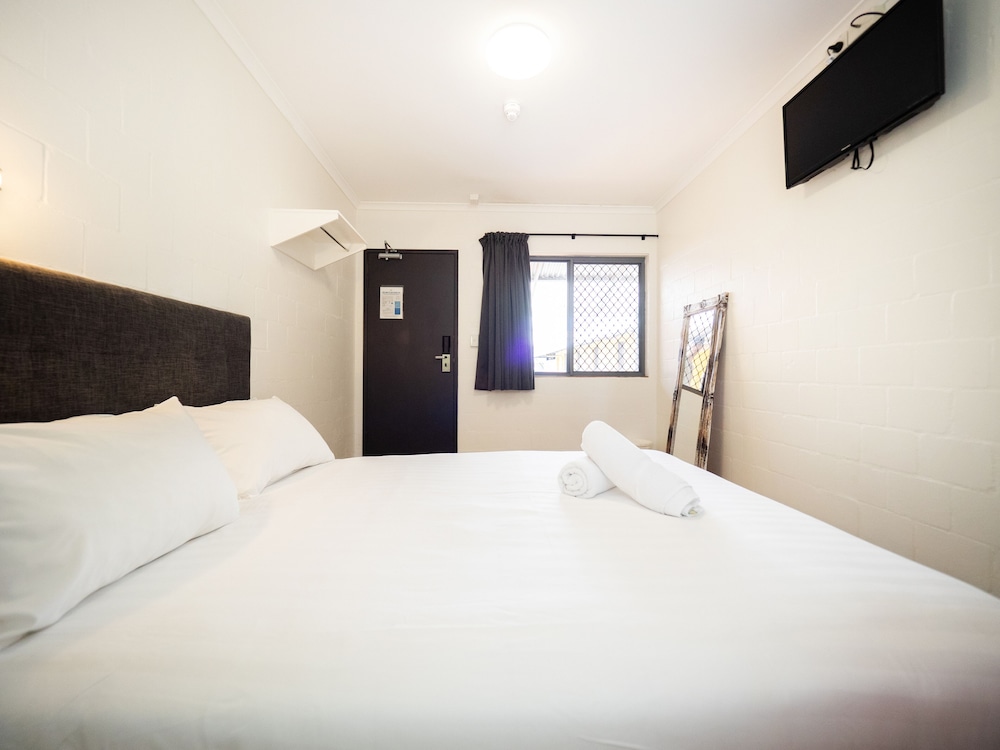 Queen Room with Shared Bathroom photo 2