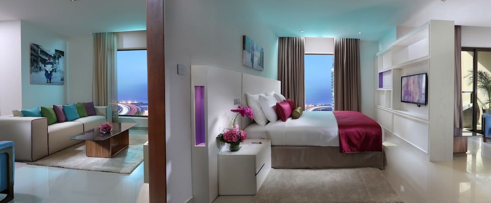 Suite, 1 King Bed, Partial Sea View photo 2