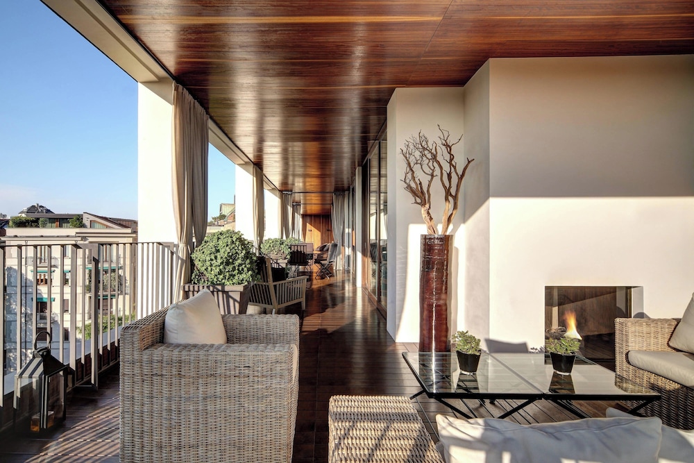 Suite, 1 Bedroom, Fireplace thumbnail 5