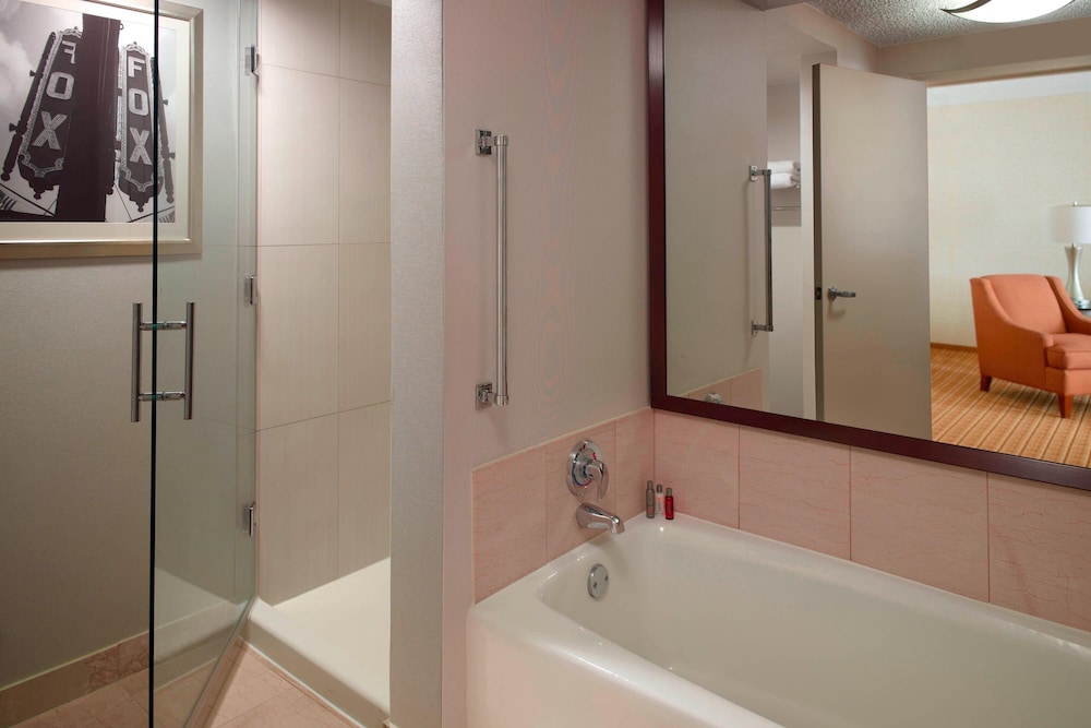 Suite, 1 Bedroom, Balcony - Photo 8