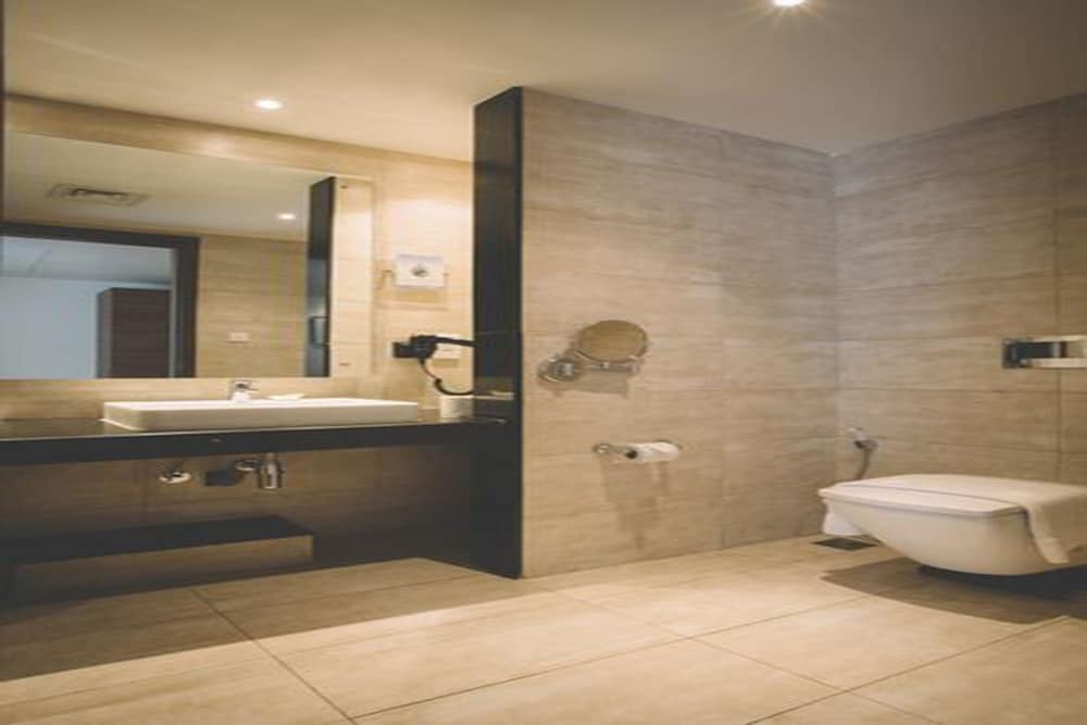 Executive Room with Balcony - Photo 9