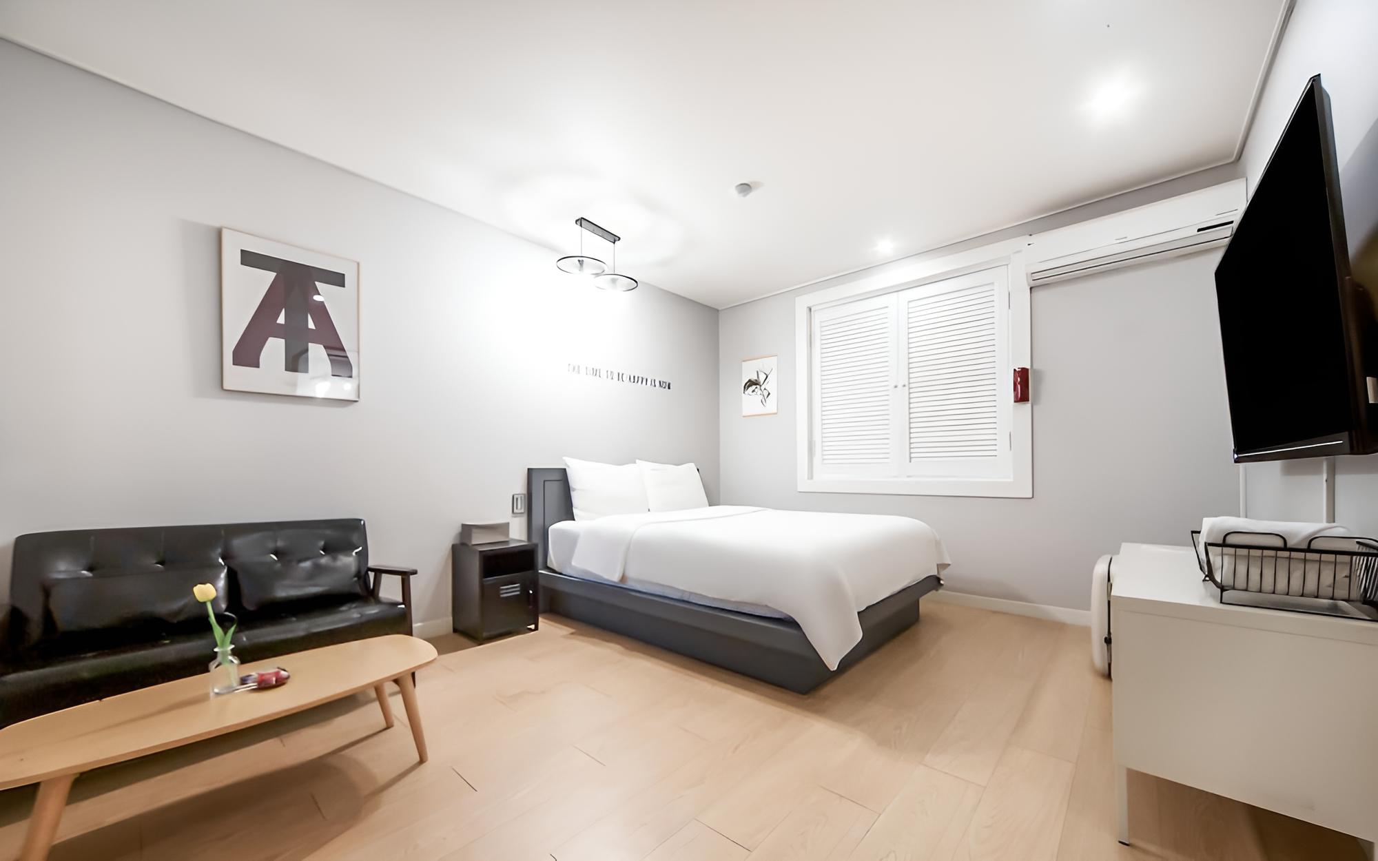 Room (Deluxe (Non-smoking Netflix available) - Photo 3
