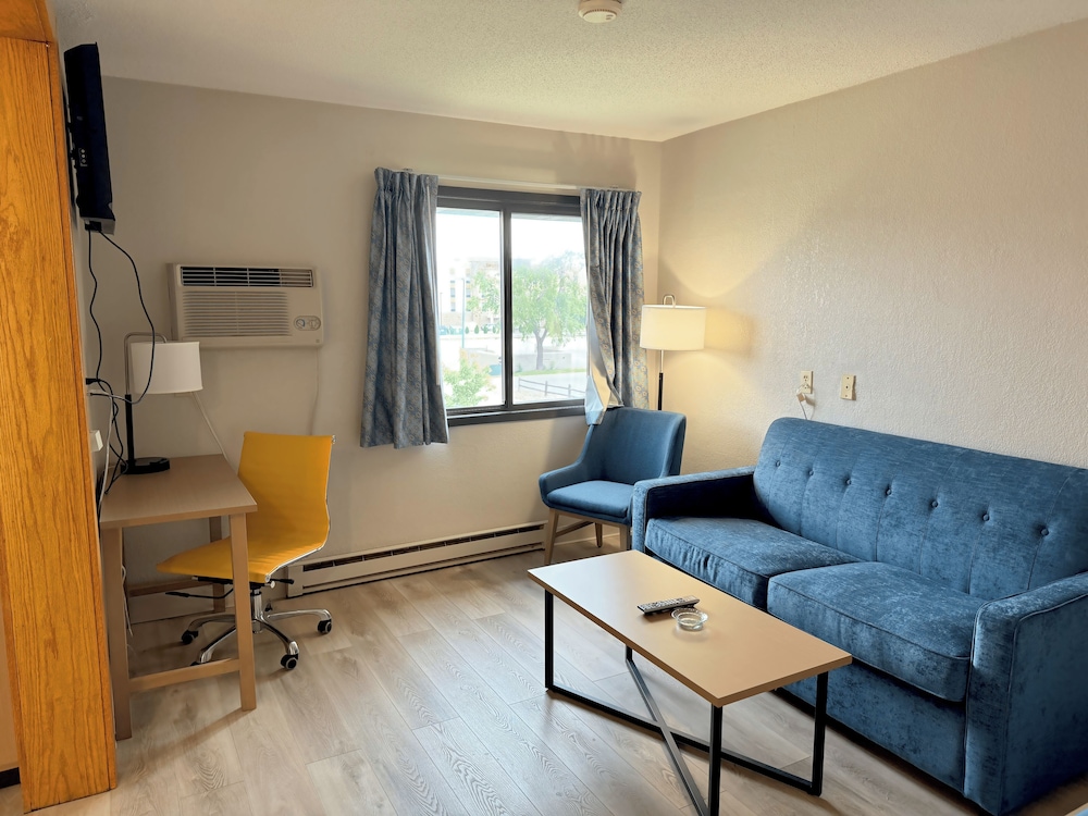 Suite, 1 King Bed, Refrigerator & Microwave photo 2
